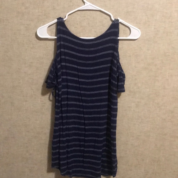 Form fitting blouse! - Picture 2 of 3